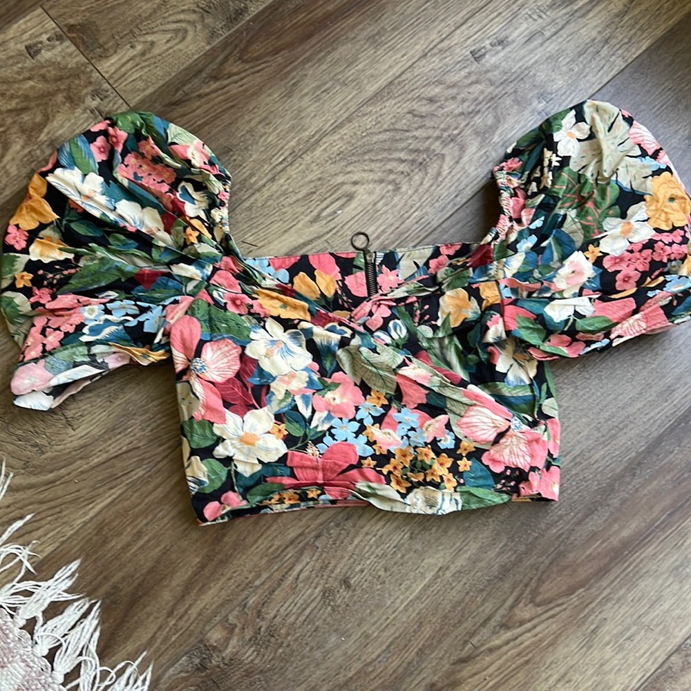 Beautiful bellowing flower crop top unusual Zara size small